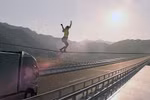 Kinh ngạc màn trình diễn đi trên dây 'điên rồ' ở tốc độ 80km/h