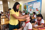 Hơn 1.000 học sinh Hạ Đình được khám sức khỏe sau vụ cháy Rạng Đông