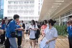 Thí sinh thở phào sau khi hoàn thành bài thi tổ hợp 