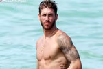 Sergio Ramos khoe ngực cường tráng bên bờ biển Miami