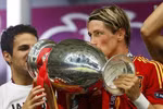 Tây Ban Nha nâng cúp vô địch EURO 2012: Khoảnh khắc của lịch sử