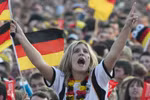Cháy cùng những CĐV nữ xinh đẹp của "Die Mannschaft"