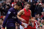 Arsene Wenger nổi giận với sao Arsenal xin áo Van Persie ngay hiệp 1