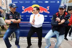 Clip: PSY dạy nhà vô địch F1 nhảy Gangnam Style