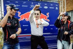 Ảnh độc đáo: Nhà vô địch F1 Sebastian Vettel học Gangnam Style