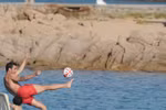 Fabregas ngẫu hứng tung volley đẹp mắt trong... bể bơi
