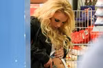 Britney Spears vén bụng, đút súng!