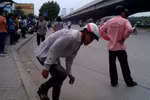 Clip xúc động và phẫn nộ: Người lái xe ôm tốt bụng và gã trai vô lương