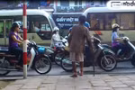 Video: Một ngày "đồng hành" cùng gã ăn xin giàu hơn... công chức