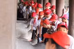 Chùm ảnh: Thầy trò tranh nhau sờ đầu rùa Văn Miếu
