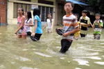 Chùm ảnh: Mưa bão, học sinh bì bõm đến trường 