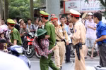 Chờ con thi, mẹ đã ngất dưới trời nắng nóng