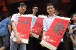 Tấp nập sĩ tử thắp hương, xin chữ mong đỗ đại học