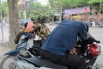 Chùm ảnh: Bơ phờ chờ con giữa mùa thi (P2)
