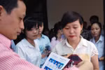 Nắng 40 độ, thí sinh tay bưng nước, tay cầm bút vào phòng thi môn đầu tiên