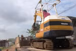 Người dân Kim Bon đã có xe xúc - ủi để làm đường, làm nương