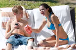 Justin Bieber "dán mắt" vào vòng 1 Selena Gomez