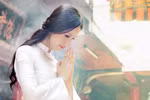 Mai Phương Thúy áo dài trắng tinh khôi nơi cửa thiền