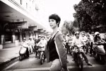 Xuân Lan thư thái trên phố cổ Hà Nội