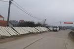 Chùm ảnh: Phát hoảng nhìn miến "trộn" bụi bẩn trên đường quốc lộ