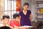 Cô giáo mở lớp dạy, thu học phí bằng mớ rau, ký gạo