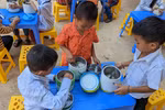 Cận cảnh bữa cơm trưa ngày “giáp hạt” của học trò vùng biên ở Quảng Trị