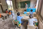 Thầy trò Thôn Cuôi mong sớm thoát cảnh học trong "lò lửa" mỗi mùa gió Lào thổi