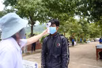 Hai ông bố người Vân Kiều đi thi tốt nghiệp phổ thông, mong cuộc sống tốt hơn