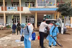 Đồng Văn phân công giáo viên trực cổng trường để phòng chống dịch