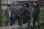 Ukraine: Ngân khố thiếu nghiêm trọng, bỏ ngũ, "trổ cờ" ở Crimea tăng