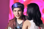 David Archuleta: Mướt mồ hôi, cười rạng rỡ, đội khăn xếp rất Việt Nam