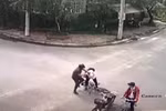 Quảng Ngãi: Khởi tố, bắt tạm giam phụ huynh đánh tới tấp bạn cùng lớp của con