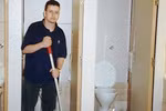 Sinh viên trường danh tiếng phải đi cọ toilet
