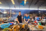 Nghỉ hè, phó hiệu trưởng đi bán thắng cố, mèn mén để có thêm thu nhập