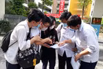 Thi xong với môn Ngoại ngữ 'dễ hơn tưởng tượng', phụ huynh như trút đi gánh nặng