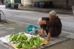 Video: Xót xa cảnh "dị nhân" hơn 60 năm bán chuối ở Hà thành