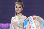 Trần Thị Quỳnh đeo băng ghi sai tên nước lọt Top 6 Mrs World 2013