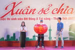 Trao vé xe cho sinh viên miền Trung gặp khó khăn về quê đón Tết
