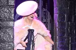 Lady Gaga vác súng cỡ bự lên sân khấu