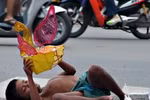 Bức ảnh em bé 'thèm' Trung Thu lay động lòng trắc ẩn