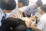 Thầy giáo bị học sinh dùng dao đâm vào bụng