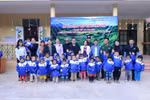 Lãnh sự Đỗ Thị Kim Liên mang niềm vui đến với nhiều trẻ em ở Mường Nhé