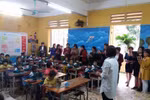 Vua chèo còn chẳng ra gì, Quan chèo vai nhọ khác chi thằng hề