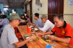 Quán cơm 5 nghìn đồng chia sẻ cùng các bệnh nhân nghèo