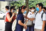 HS thi vào lớp 10 Chuyên KHTN, thầy chủ nhiệm có mặt để động viên các em