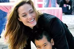 Angelina đưa Maddox đi qua bãi mìn ở Campuchia
