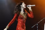 "Nóng bừng" vì Selena Gomez mặc... thiếu vải