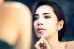 Thủy Tiên làm điệu trước gương