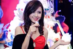 Midu khăn áo hờ hững bên cây thông Noel