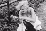 Ngẩn ngơ ngắm Marilyn Monroe chơi đùa với "bạn thân"